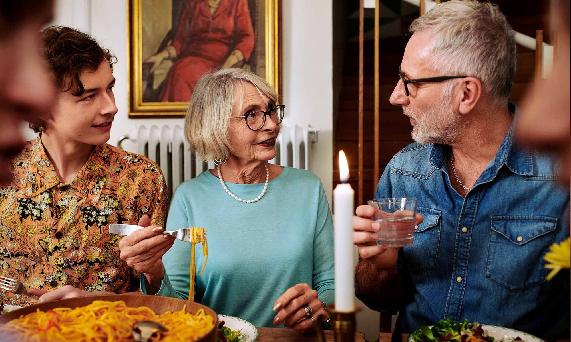 Familj som har en intressant konversation runt middagsbordet